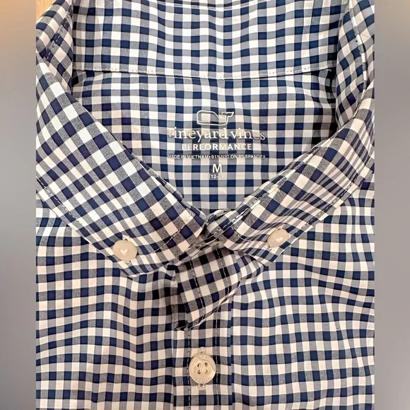 Boys Vineyard Vines performance shirt.
Hardly worn. Age 12/14. Gingham - Picture 2 of 3